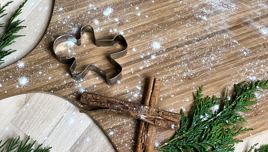 Some festive walnuts, cookies and cinnamon sticks